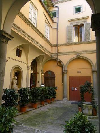 002-il cortile dell'Hotel
